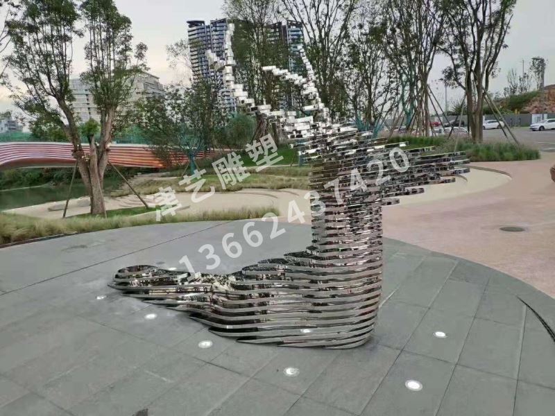 不锈钢镜面雕塑